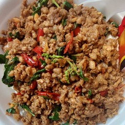 กระเพราหมูสับราดข้าว