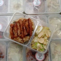 ข้าวผัดกะเพราหมูแดดเดียว กะหล่ำปลีน้ำปลา