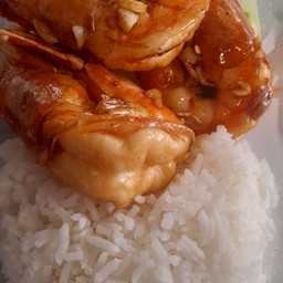ผัดกระเทียมกุ้งราดข้าว