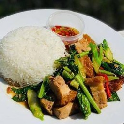 คะน้าหมูกรอบราดข้าว