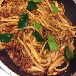 ข้าวเนื้อสับผัดพริกแกงหน่อไม้