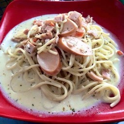 สปาเก็ตตี้ครีมซอสไส้กรอกไก่รมควัน (Cream sauce spaghetti with Smoked Chicken  Sausage )