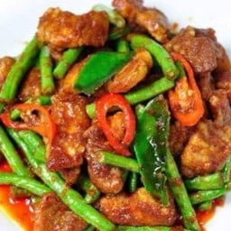 ผัดพริกแกง เป็นกับ ยั่วๆ