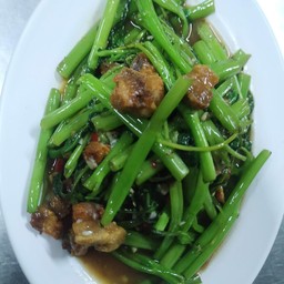 ข้าวผักบุ้งไฟแดง