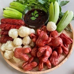 ลูกชิ้นยืนกิน ไส้กรอกแดง ทอดไร้น้ำมัน น้ำจิ้มพริกเผาสูตรบุรีรัมย์