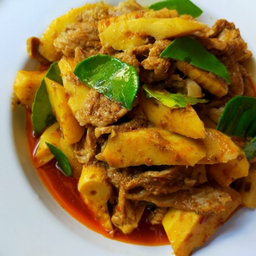 ข้าวเนื้อสไลด์ผัดพริกแกงหน่อไม้