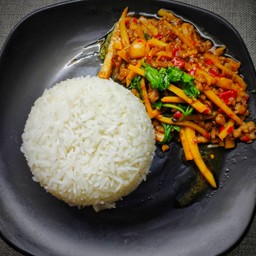 กะเพราหน่อไม้สด