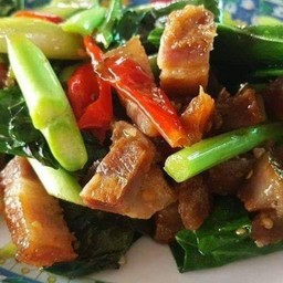 ผัดคะน้า เป็นกับ ยั่วๆ