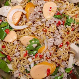 ยำมาม่าหมูสับซุปเปอร์รวมมิตรต้มยำ