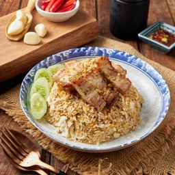 ข้าวผัดไข่คั่ว หมูกรอบ
