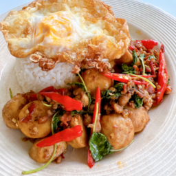 กะเพราลูกชิ้นหมูสับ (กับข้าว)