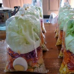 สลัด &ขนมวาฟเฟิล หนองปึ๋ง