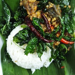 ข้าวกะเพราไข่เยี่ยวม้า