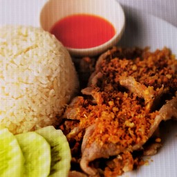 ทอดกระเทียม เป็นกับ ยั่วๆ