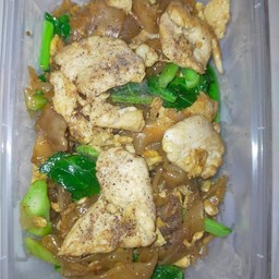 ผัดซีอิ้วหมู ไก่ กุ้ง รวมมิตร