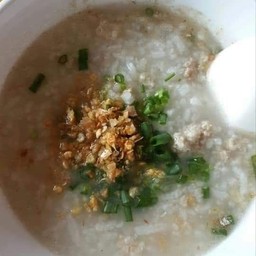 ข้าวต้มหมูสับและเครื่องในเพิ่มไข่