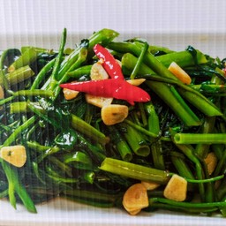 ผัดผักบุ้ง เป็นกับ ยั่วๆ