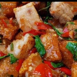 ผัดกระเพรา เป็นกับ ยั่วๆ