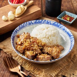 ข้าวหน้า หมูกรอบกระเทียมทอดปรุงรส
