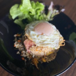 ข้าวผัดเบค่อนไข่ดาว