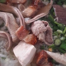 ข้าวต้มหมูสับและเครื่องใน