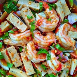 ยำกุ้งสุกหมูยอ