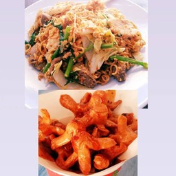 สุกี้มาม่าแห้งหมู+ไส้กรอก(คอกเทลหนังกรอบ)ราดน้ำจิ้ม