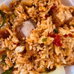 ข้าวผัดต้มยำหมูกรอบ