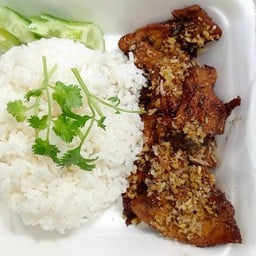 ข้าวราดทอดกระเทียมเค็ม หมู ไก่ กุ้ง รวมมิตร