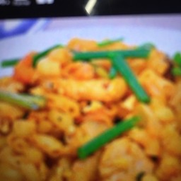 มักโรนีผัดซอสไก่กรอบ