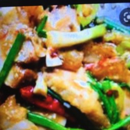 ผัดไข่เค็มหมูกรอบ  ( เป็นกับข้าว )