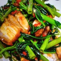 ผัดผักบุ้งหมูกรอบ(กับข้าว)