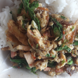 ข้าวพริกแกงไข่ทรงเครื่องใส่หมูสับ