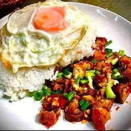 ข้าวหมูกรอบผัดพริกเกลือ