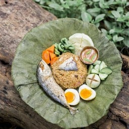 ข้าวผัดน้ำพริกปลาทู ยาร์ด