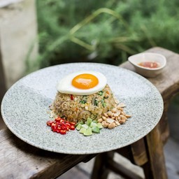 ข้าวผัดคะน้าปลาเค็ม + ไข่ดาวลาวา