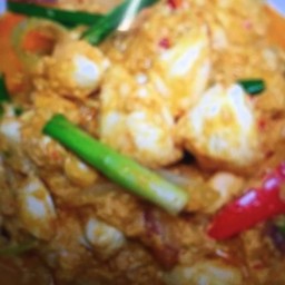 ข้าว+ผัดผงกะรี่หมูกรอบ