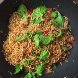 มาม่าผัดกะเพรา