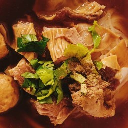 ก๋วยเตี๋ยวหมูตุ๋น หมูน้ำตก เย็นตาโฟ ใต้ตึกรสเด็ด 76 เพลส