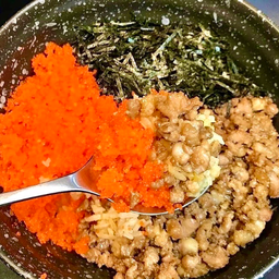 ข้าวหมูสับผัดซอสญี่ปุ่นไข่กุ้งงงงง