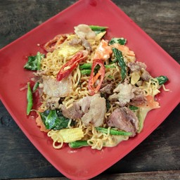 มาม่าผัดเขียวหวานเบคอน (Green curry instant noodle with bacon)