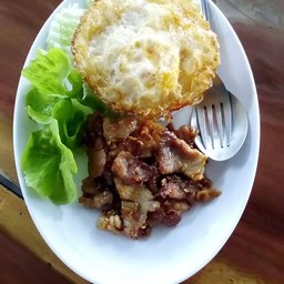 หมูทอดกระเทียมไข่ดาว