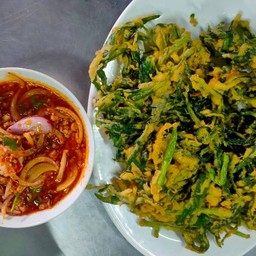 ยำผักบุ้งกรอบ