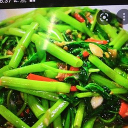 ผัดผักบุ้งไฟแดง   (  เป็นกับข้าว )
