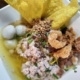 ก๋วยเตี๋ยวหมูน้ำใส่