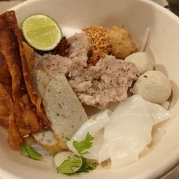 เส้นไหญ่ต้มยำแห้ง