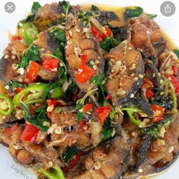 ข้าว  กระเพราปลาดุกกรอบ