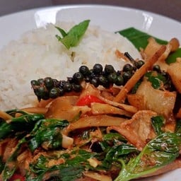 ผัดพริกแกงราดข้าว