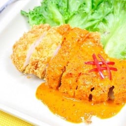 ข้าวไก่ทอดซอสพะแนง