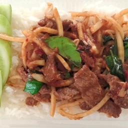 ผัดพริกแกงเนื้อใส่หน่อไม้ราดข้าว